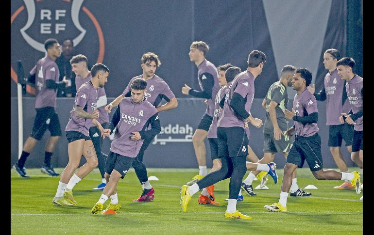 El último entrenamiento de los merengues previo al enfrentamiento en Arabia Saudita. EFE/K. Forsterling