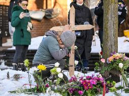 Una mujer ora en un monumento improvisado en el lugar en el que una mujer fue asesinada a tiros por un agente de Inmigración y Control de Aduanas (ICE) en Minneapolis, Minnesota. EFE / EPA / CRAIG LASSIG