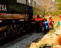 Integrantes de equipos de rescate trasladan a una persona herida luego del descarrilamiento del Tren Interoceánico en el municipio de Asunción Ixtaltepec, en Oaxaca. EFE/ L. Villalobos