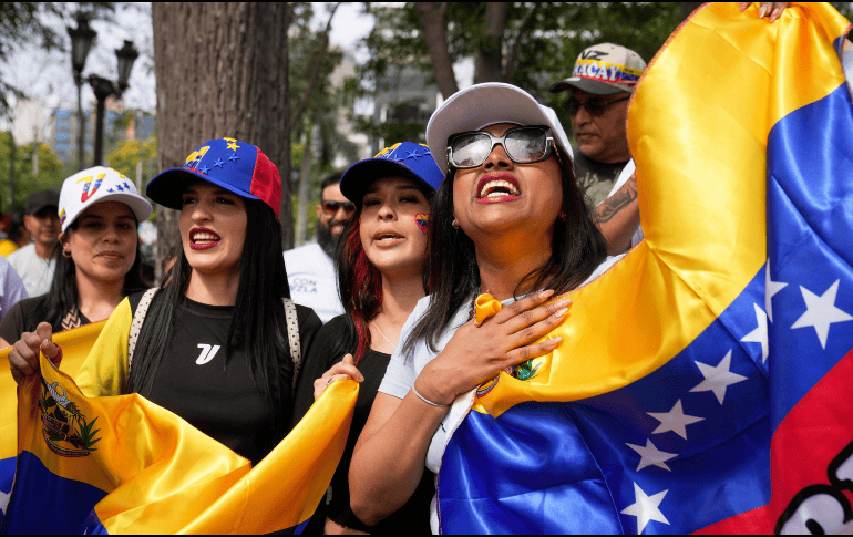 Venezolanas celebran la captura de Nicolas Maduro, y su salida del país, en Lima, Perú, el 3 de enero de 2026. AP / ARCHIVO