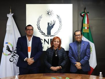Autoridades de la CNDH y de Leche para el Bienestar durante la firma del convenio para promover el derecho a la alimentación en México.  CORTESÍA/ CNDH
