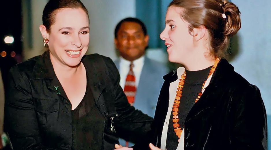 Alina Fernández y su hija Alina María, de 19 años, hija y nieta del líder cubano Fidel Castro. AFP