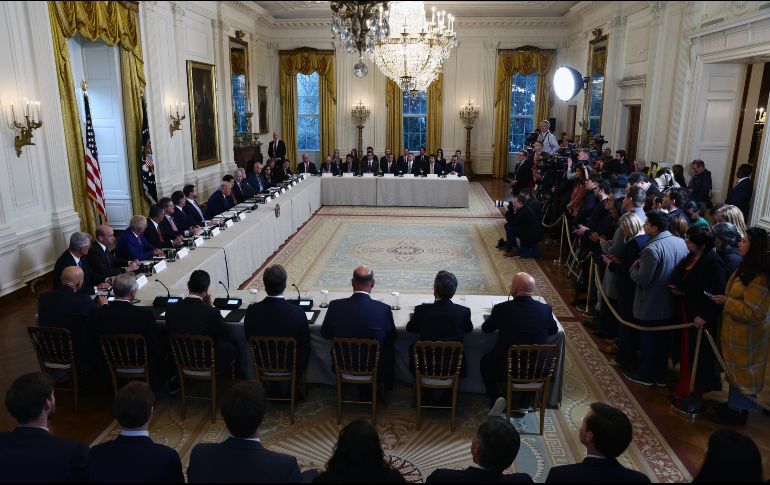 El presidente de Estados Unidos, Donald Trump, en reunión con ejecutivos de empresas petroleras y gasíferas en la Casa Blanca. EFE/J. Lo Scalzo