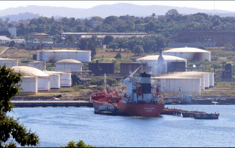 La descarga del combustible comenzó la mañana de este sábado en la refinería Ñico López. EFE