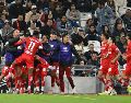 Los Diablos celebran el gol que les permitió iniciar el torneo con victoria. EFE/M. Sierra