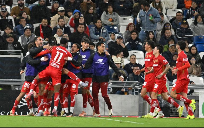Los Diablos celebran el gol que les permitió iniciar el torneo con victoria. EFE/M. Sierra