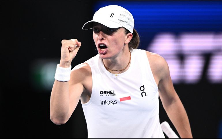 Iga Swiatek, la número 2 del mundo, venció a Coco Gauff para forzar un decisivo partido de dobles mixtos. EFE/A. Himbrechts