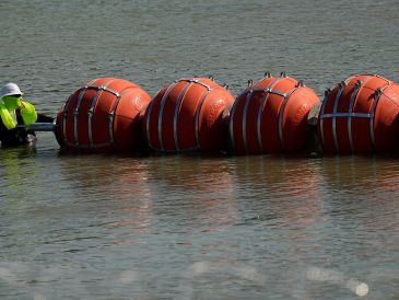 “Si intentas cruzar el río Bravo, encontrarás barreras flotantes y vigilancia constante”, subrayó la representación diplomática. AP / ARCHIVO