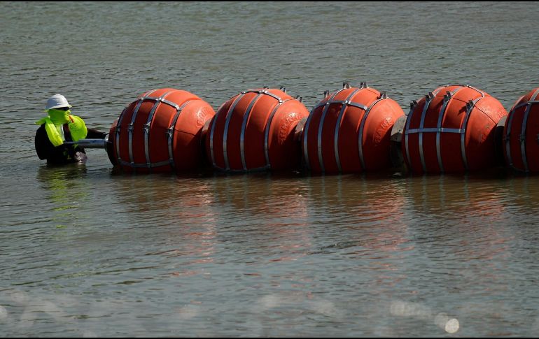 “Si intentas cruzar el río Bravo, encontrarás barreras flotantes y vigilancia constante”, subrayó la representación diplomática. AP / ARCHIVO