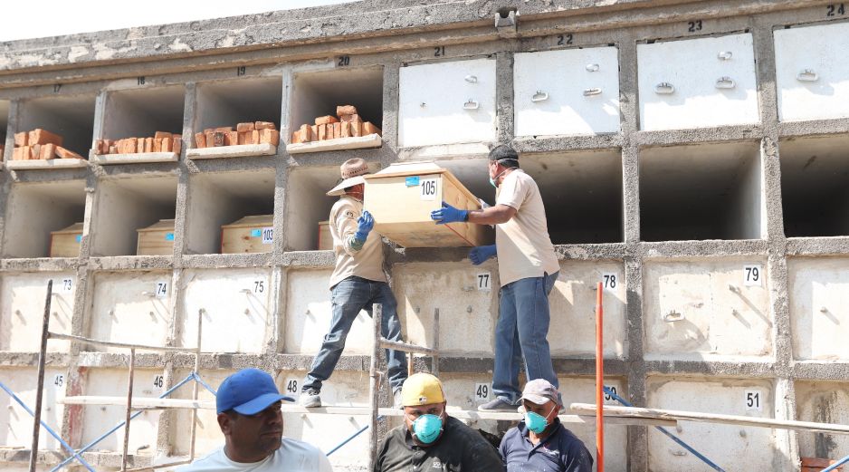 En el proceso de inhumación participaron representantes de la Comisión Estatal de los Derechos Humanos de Jalisco (CEDHJ). ESPECIAL / SEGURIDAD JALISCO