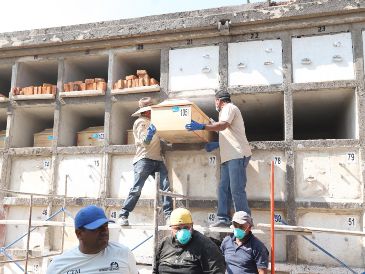 En el proceso de inhumación participaron representantes de la Comisión Estatal de los Derechos Humanos de Jalisco (CEDHJ). ESPECIAL / SEGURIDAD JALISCO