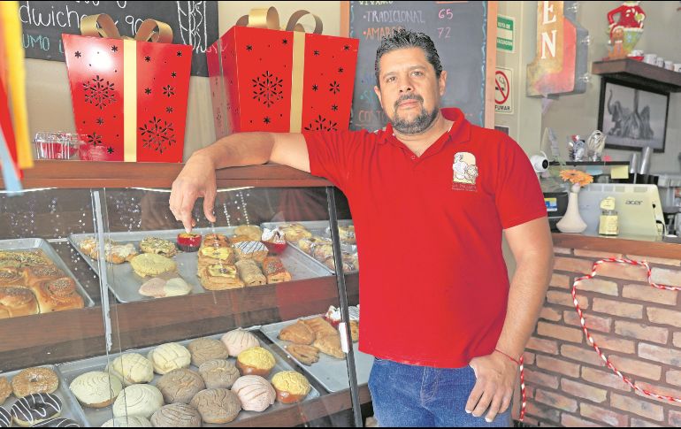 Carlos Alberto Gómez encabeza una empresa familiar que convirtió el bolillo y el pan tradicional en un sello artesanal. EL INFORMADOR/ J. Acosta