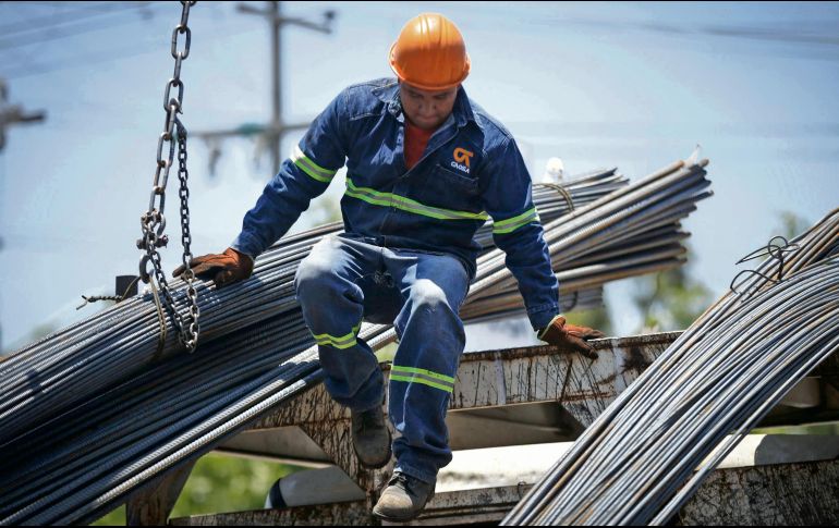 Un trabajador transporta productos de acero en una planta industrial del sector siderúrgico, afectado por los aranceles internacionales. EL INFORMADOR/ Archivo