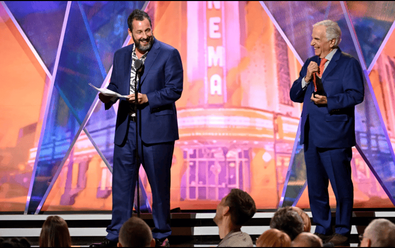 Durante los Movies for Grownups Awards, Adam Sandler prometió 