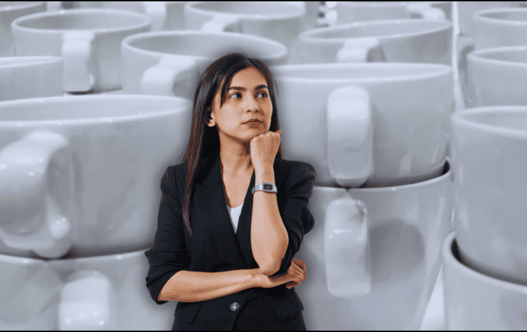 Este método no solo ahorra espacio, sino que también permite que las tazas y vasos permanezcan aireados, evitando la acumulación de humedad que podría dañarlos con el tiempo. ESPECIAL / CANVA