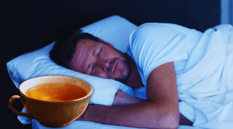 Consumir té de cúrcuma después de la cena estimula la digestión, evitando la pesadez estomacal. ESPECIAL / CANVA