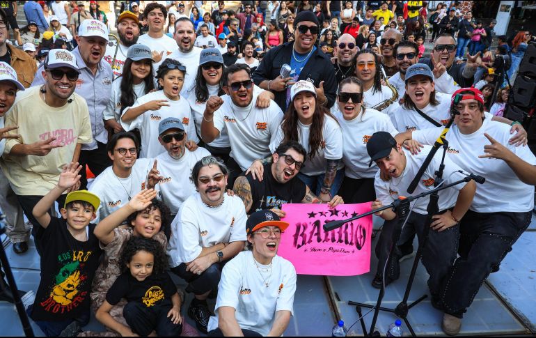 Asistentes y comerciantes del Mercado San Juan de Dios se reunieron para disfrutar del lanzamiento de la colección BARRIO. EL INFORMADOR/J. Acosta