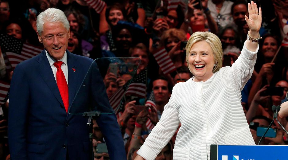 Entre los documentos públicos se encuentran registros de Bill Clinton viajando en el avión de Epstein para eventos de la Fundación Clinton. AP/ARCHIVO