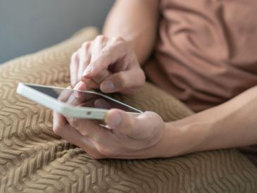 Las personas con líneas móviles deberán completar el registro para evitar la suspensión del servicio. CANVA