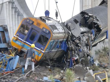 El servicio de la vía férrea accidentada, que discurre bajo un tramo elevado del futuro ferrocarril de alta velocidad, fue suspendido temporalmente. EFE/EPA/N. Sangnak