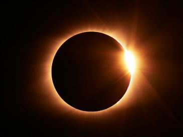 El eclipse solar anular del 17 de febrero iniciará aproximadamente a las 11:42 UTC. UNSPLASH / J. LEE