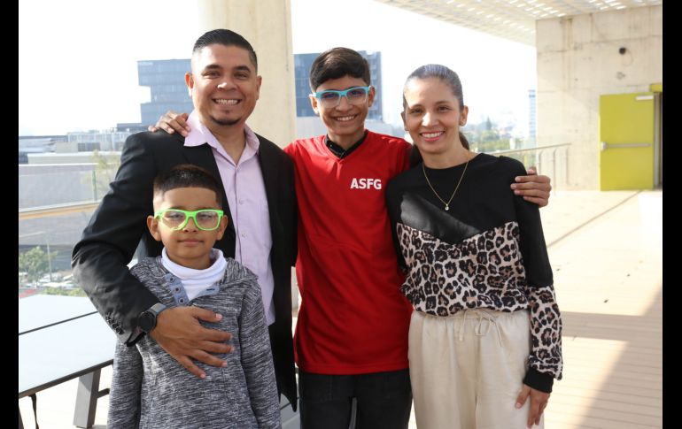 Omar, Elías y Matías Peregrina con Lizette Alcántara. GENTE BIEN JALISCO / C. Jimeno