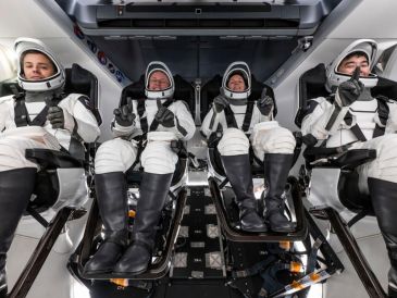 En el momento del desacople siete personas se encontraban a bordo del complejo orbital cuatro de ellas pertenecientes a la Crew-11. EFE/SpaceX