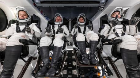 En el momento del desacople siete personas se encontraban a bordo del complejo orbital cuatro de ellas pertenecientes a la Crew-11. EFE/SpaceX