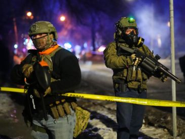 Ante el riesgo para su integridad, el agente realizó un disparo defensivo, que impactó al agresor principal en la pierna. AP/A.GARY