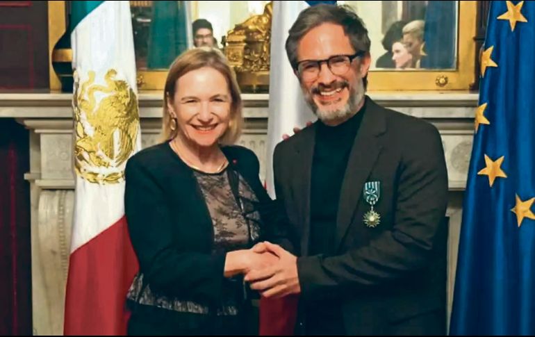 La embajadora de Francia en México, Delphine Borione, entregó al actor Gael García Bernal la Orden de las Artes y las Letras en grado de Oficial. ESPECIAL