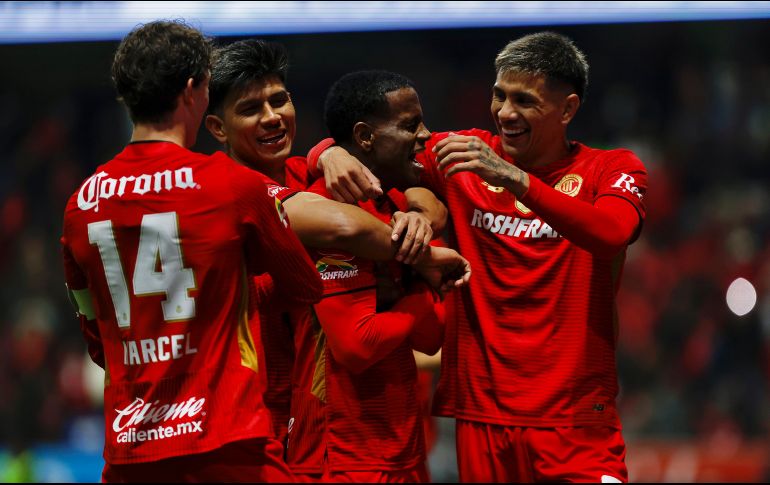 Helinho celebra con sus compañeros el gol de la victoria. EFE/F. Gutiérrez