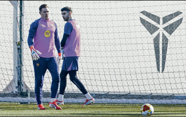Los porteros culés Marc André ter Stegen (izquierda) y Joan García (derecha) previo al duelo. EFE