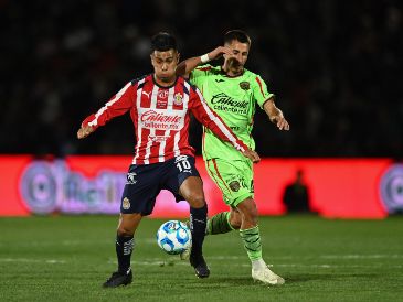 Tras el silbatazo final en la frontera con marcador de 0-1 a favor del Rebaño, Gabriel Milito, estratega de los rojiblancos, no ocultó su satisfacción por el desempeño de su plantel, resaltando la capacidad de adaptación de sus jugadores jóvenes ante un escenario complejo. IMAGO7