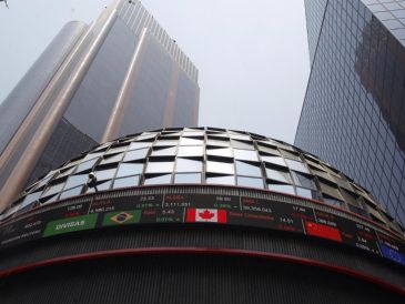 En la jornada, el peso mexicano se apreció un 0.69 % frente al dólar, al cotizar en 17.48 unidades por billete verde, frente a los 17.61 en la jornada anterior, según datos del Banco de México. EFE / ARCHIVO