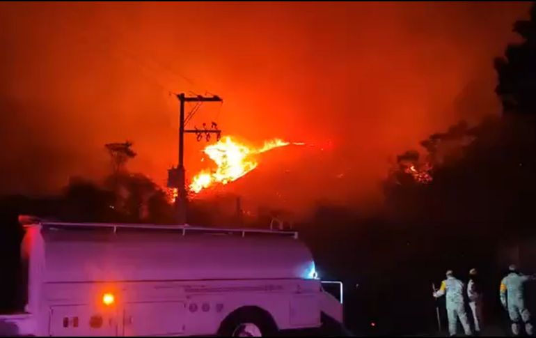 El incendio provocó la quema de extensas áreas de vegetación y generó riesgo para zonas cercanas a asentamientos humanos. ESPECIAL.