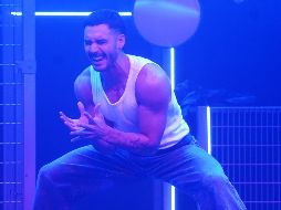 Alejandro Speitzer protagoniza la obra de teatro Cruise, mi última noche en la Tierra en el Teatro Galerías. ESPECIAL/SG PRODUCCIONES.