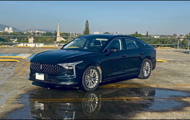 Con 4.8 metros de largo, diseño fastback y rines de 18 pulgadas, el Bestune B70 1.5 apuesta por presencia, espacio y estilo. CORTESÍA