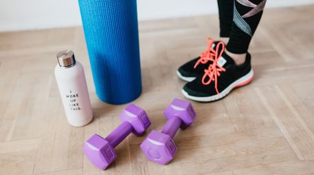 Dormir entre 7 y 8 horas, hacer 40 minutos de actividad física moderada o vigorosa al día y llevar una dieta saludable podría implicar más de 9 años de esperanza de vida adicional y buena salud. ESPECIAL / CANVA