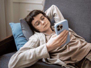 Cuando el cerebro anticipa que una tarea implicará incomodidad o castigo, el estriado ventral envía señales al pálido ventral que inhiben la intención de actuar, reduciendo así la motivación para iniciar la acción. CANVA