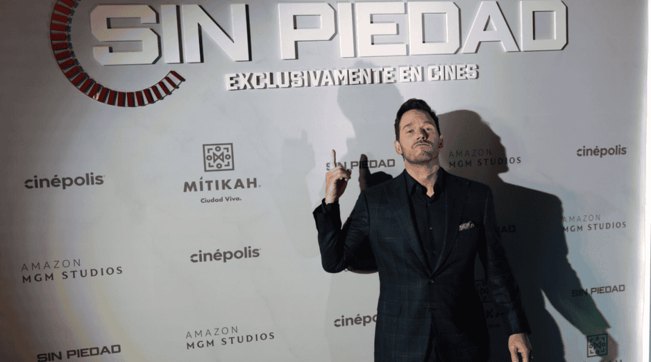 El actor estadounidense se dio el tiempo para firmar autógrafos a algunos fans que aprovecharon para sacar fotos y saludar al intérprete. EFE/ J. Méndez