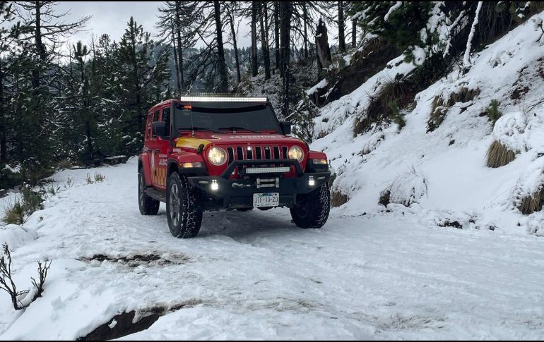 La primera nevada registrada en 2026 en el Parque Nacional Nevado de Colima generó una alta afluencia de visitantes. ESPECIAL/UEPCBJ