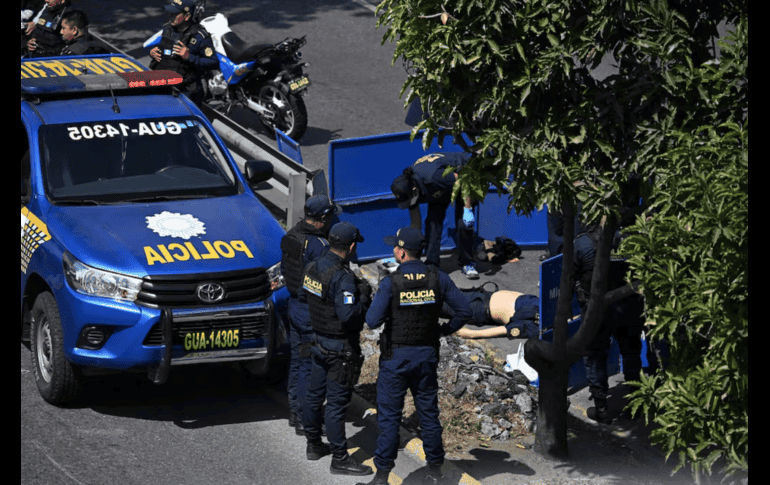 Los asesinatos se produjeron un día después de que grupos de pandilleros tomaran como rehenes a 46 personas, en su mayoría custodios, en tres cárceles del país. AFP / J. ORDONEZ