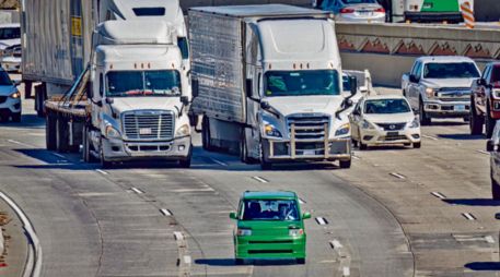 Camiones circulan por la carretera, ilustrando la actividad del transporte pesado y la industria del sector. ESPECIAL