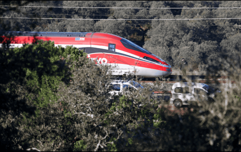 Vista de la locomotora de tren Iryo que descarriló y provocó el accidente en Adamuz. EFE/J. Zapata