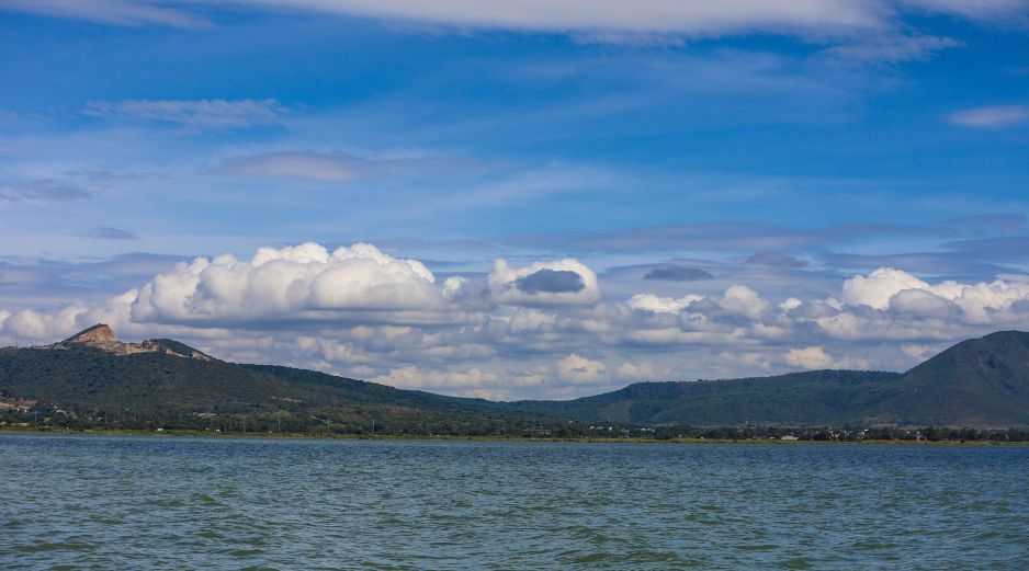 El lago de Chapala es el más grande de México y se extiende entre municipios de Jalisco y parte de Michoacán. EL INFORMADOR / ARCHIVO