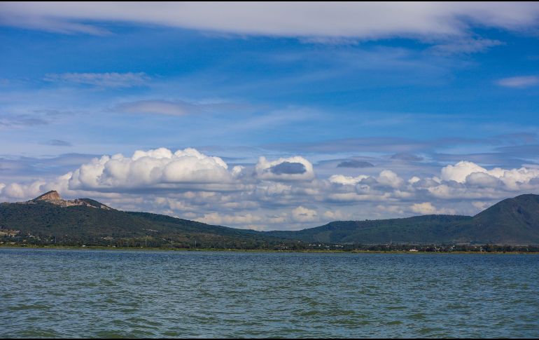 El lago de Chapala es el más grande de México y se extiende entre municipios de Jalisco y parte de Michoacán. EL INFORMADOR / ARCHIVO