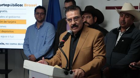 El senador por Jalisco, Carlos Lomelí Bolaños, denunció que el inicio de año ha estado marcado por incrementos al costo del agua, refrendos, licencias, transporte público y fotoinfracciones. CORTESÍA