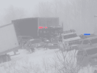 Esta imagen tomada de un video difundido por WZZM muestra parte de un choque múltiple que obligó a la Policía Estatal de Michigan a cerrar un tramo de una autopista interestatal. AP