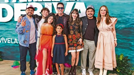 El elenco y el director de “Familia a la deriva”, durante el estreno de la película. CORTESÍA