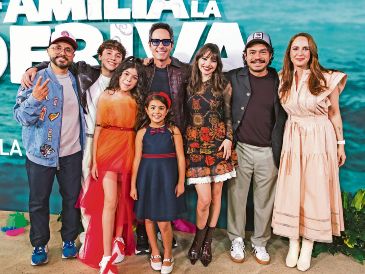 El elenco y el director de “Familia a la deriva”, durante el estreno de la película. CORTESÍA